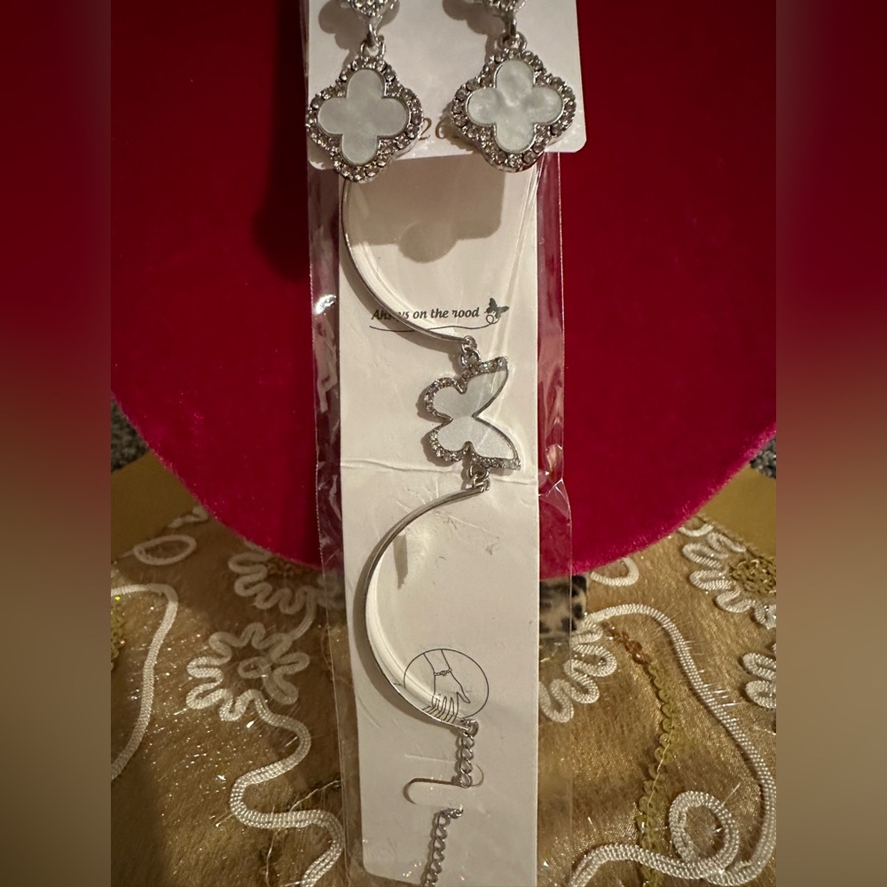 New: Elegant Silver and White Floral Jewelry Set